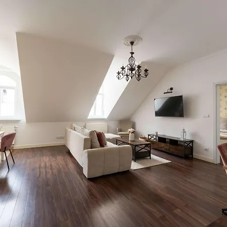 Elegant Provence On Tomas Garrigue Masaryk Avenue * קרלובי וארי