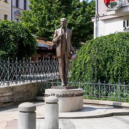 Apartment Elegant Provence On Tomas Garrigue Masaryk Avenue Karlovy Vary